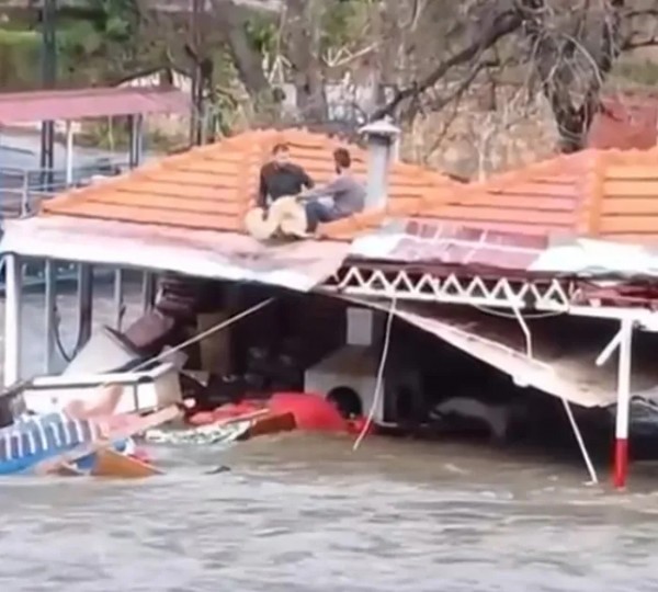 Antalya'da Sel Alarmı! Kuvvetli Yağışlar Hayatı Felç Etti